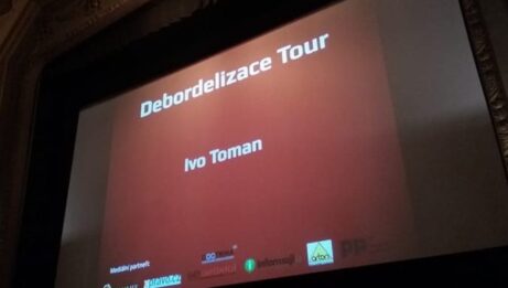 Upoutávka na první slide přednášky Debordelizace Tour od Ivo Tomana.